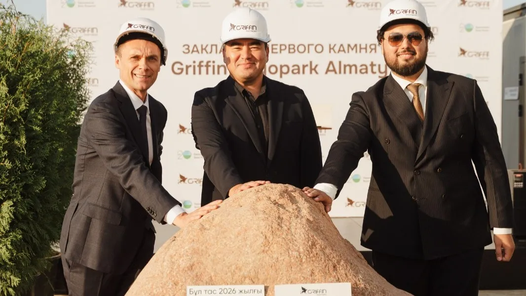  CEO Griffin Logopark Almaty Роман Фотиев, аким города Алатау Аркен Утенов и заместитель CEO Alatau City Authority Ислам Абдыкерим