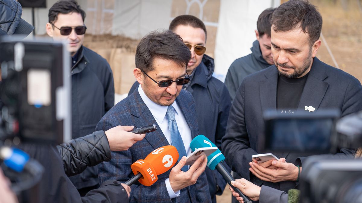 Заместитель премьер-министра - министр искусственного интеллекта и цифрового развития РК Жаслан Мадиев и CEO Beeline Казахстан Джаббор Каюмов тестируют спутниковую мобильную связь