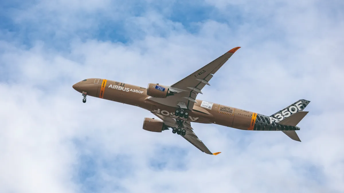 Первый полет грузового A350F , самолет в небе