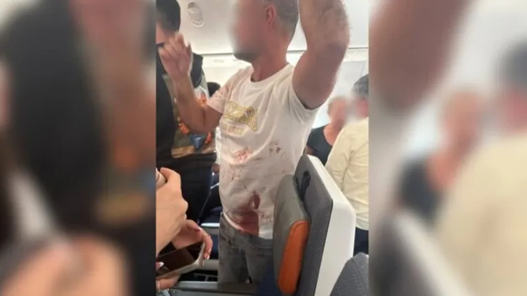 Пассажир в окровавленной одежде, рейс Flydubai