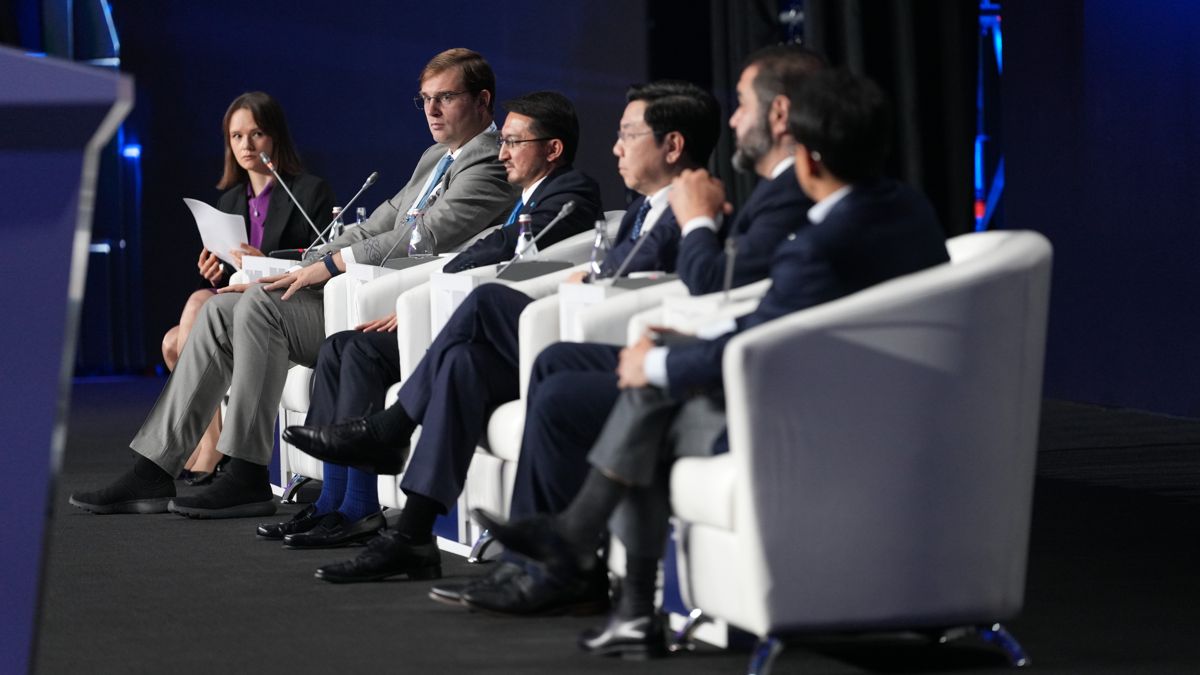 Тимур Турлов (второй слева) на&nbsp;панельной сессии AI&Digital Bridge 2026