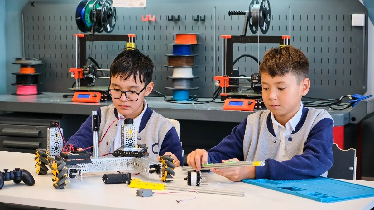 В кабинете  Quantum STEM School 