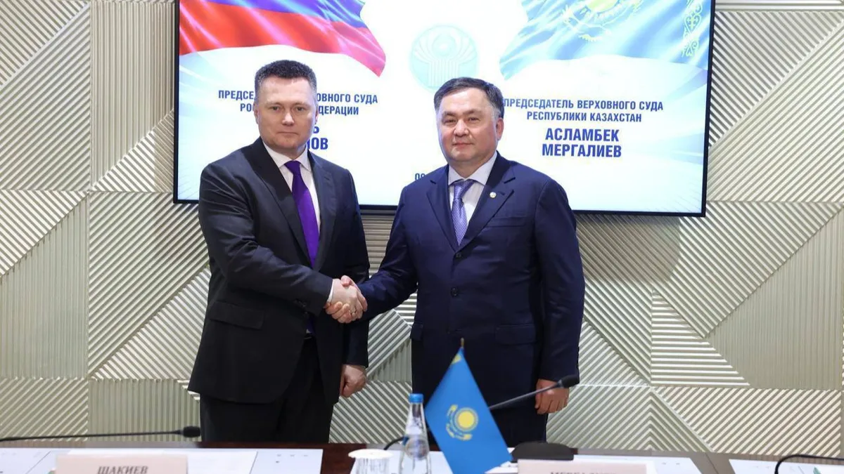 Председатель ВС РФ Игорь Краснов и председатель ВС РК Асламбек Мергалиев