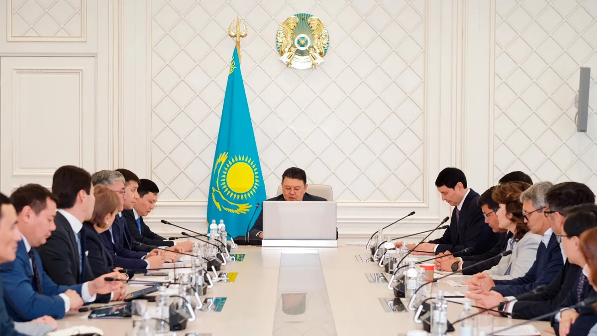Канат Бозумбаев (в центре)