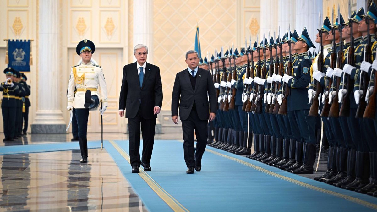 Обход строя почетного караула, Токаев и Хун Манет
