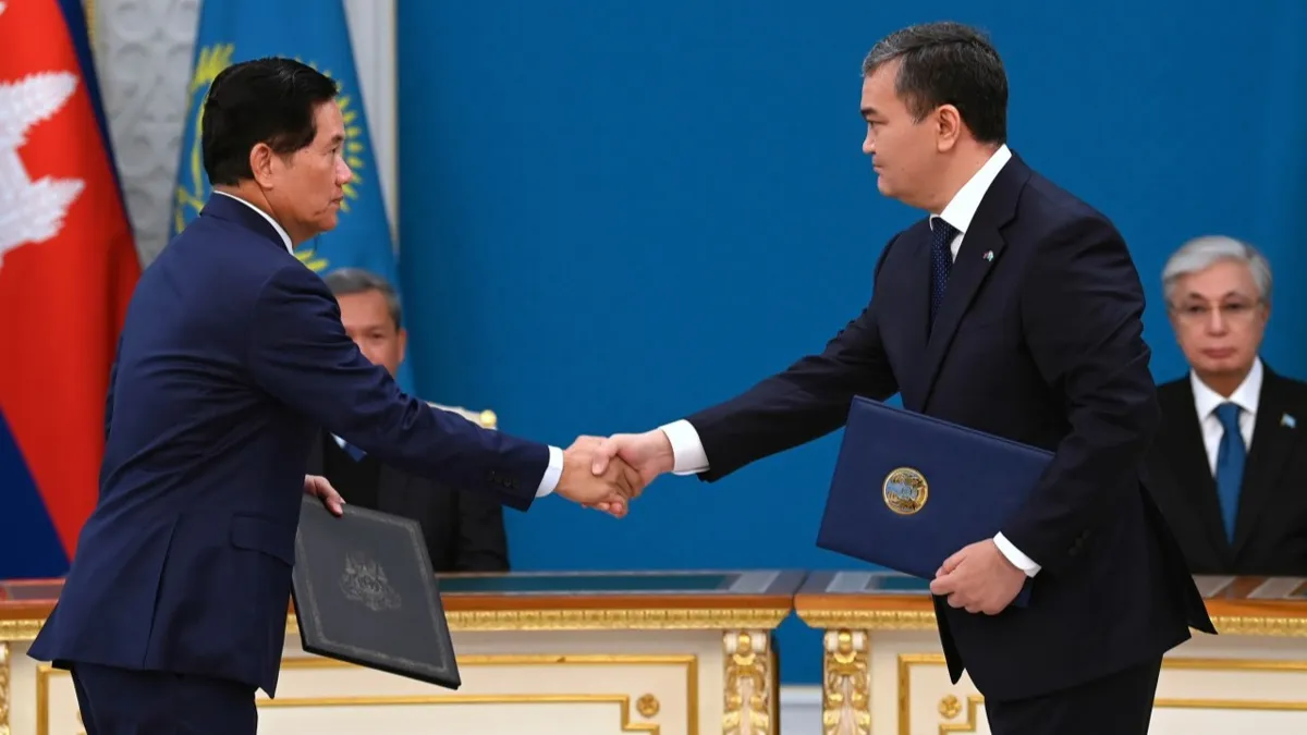 Рукопожатие губернатора Пномпеня Кхуонга Сренга и акима Астаны Жениса Касымбека 