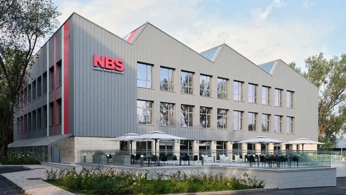 Narxoz Business School  здание летом