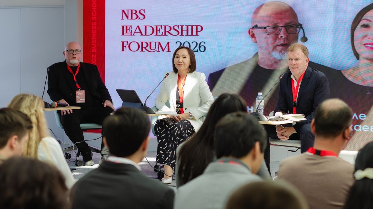 Ник Барнивилл, член Международного консультативного совета Narxoz Business School (справа, в темно-синем пиджаке), во время выступления на NBS Leadership Forum 2026