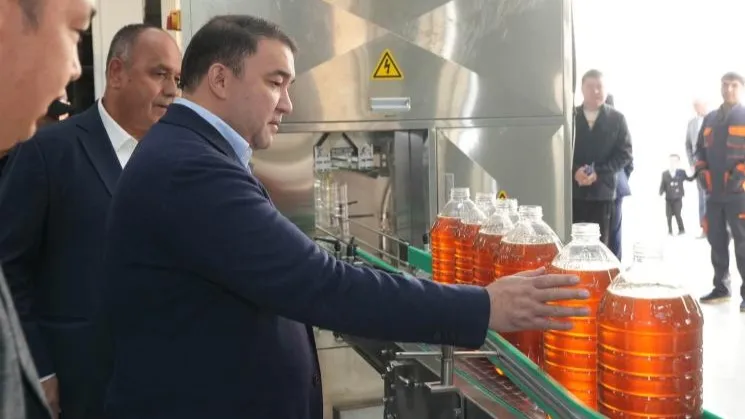 Нуралхан Кушеров на заводе по производству хлопкового масла