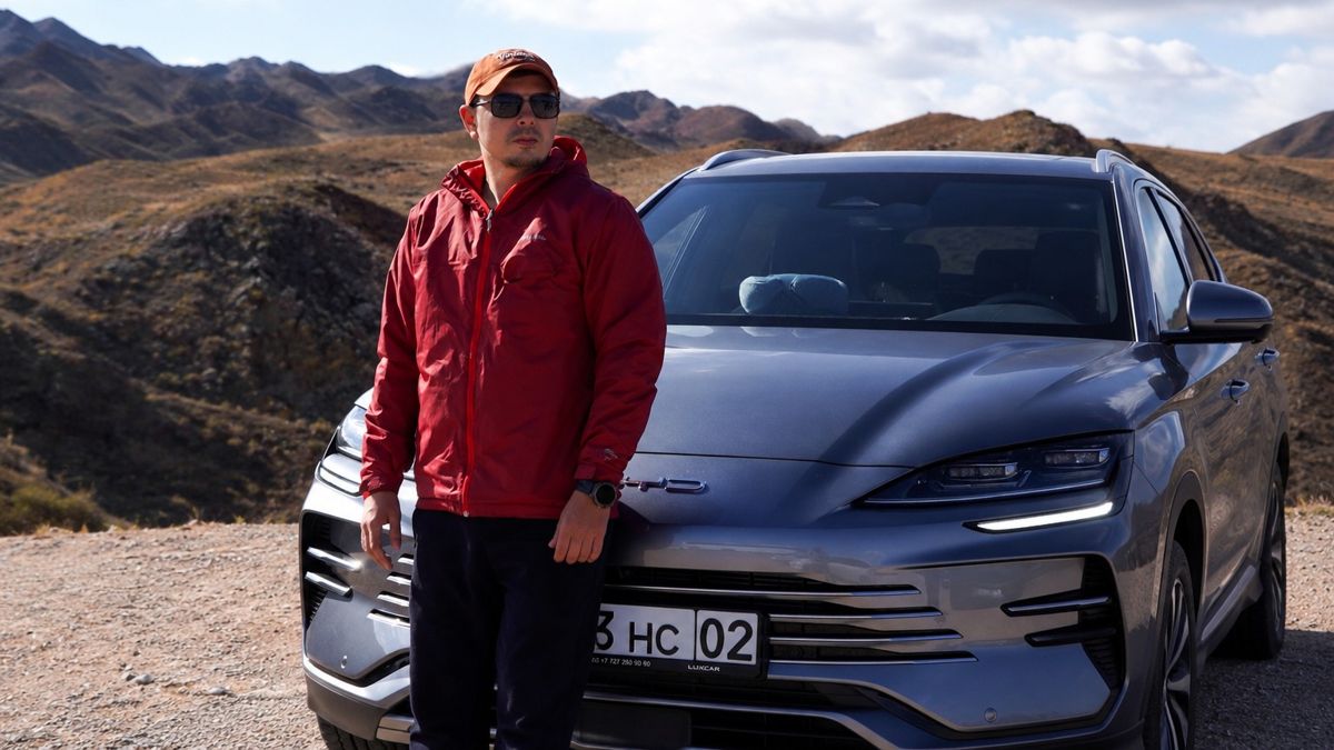Мужчина возле BYD