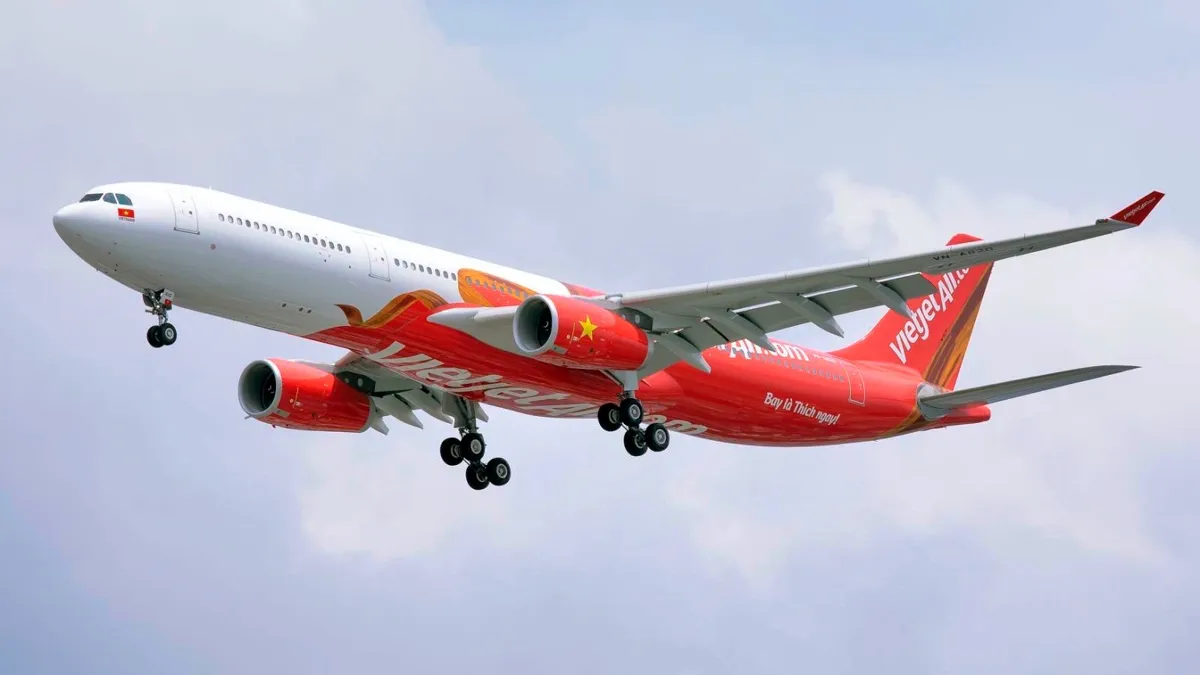 Самолет Vietjet в небе